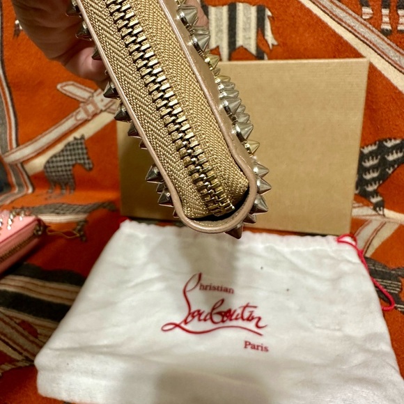 COPY - CHRISTIAN LOUBOUTIN❤️🌟 SPIKED TAN ZIPPY WALLET. NO BOX NO DUST BAG - Picture 3 of 6